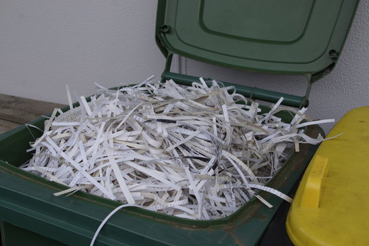 geschredderte Briefe in der gr&uuml;nen Tonne