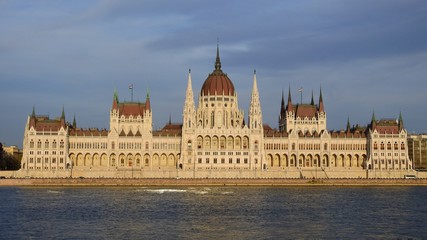 Fototapeta na wymiar Budapest, Hungría belleza arquitectónica 