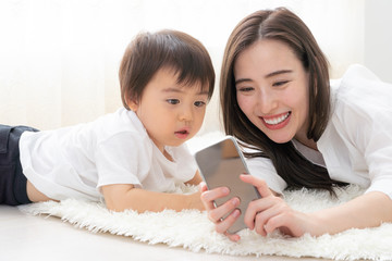 親子　スマートフォン © taka