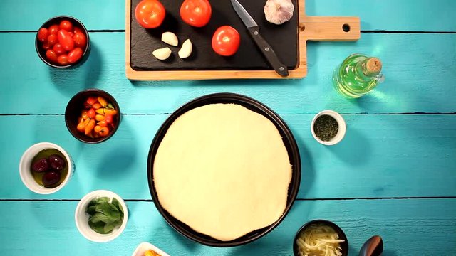V&iacute;deo preparando pizza com igredientes frescos como molho de tomate, queijo mussarela, tomate cereja, piment&atilde;o e or&eacute;gano