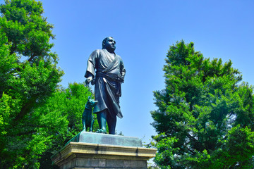 Fototapeta na wymiar 新緑の東京都上野公園、西郷隆盛像