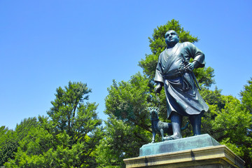 Fototapeta na wymiar 新緑の東京都上野公園、西郷隆盛像