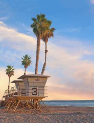 Life Guard Tower – Life Guard Tower mit Palmen bei Sonnenuntergang in Kalifornien © dcorneli