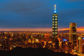 Obraz premium Taipei ,Taiwan: Skyline of Taipei cityscape Taipei 101 building of Taipei financial city ,Taiwan