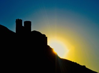 Obraz premium Sunrise over Ehrenfels Castle Ruins on the Rhine River, Germany
