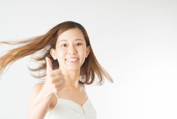 Fototapeta premium 振り向いてサムズアップの女性