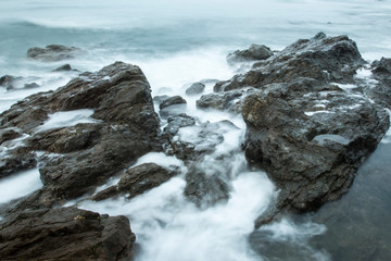 波と岩