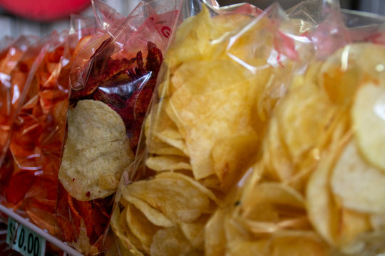 Botana de papas fritas naturales y con chile picante en bolsa de celof&aacute;n