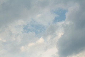Obraz premium Dramatic picturesque colorful skies with cloud and picturesque sunbeams before sunset