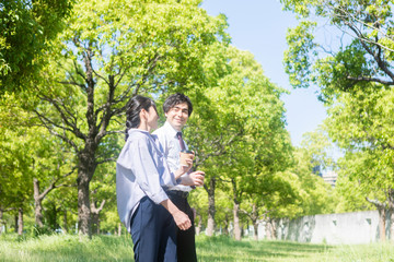 公園を歩く男女