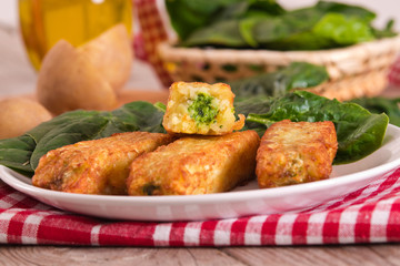 Potato croquettes with spinach and mozzarella. 