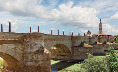 Naklejka premium Old Roman bridge in Zaragoza