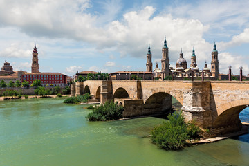 Fototapeta premium Old Roman bridge in Zaragoza