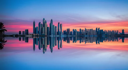 Photo sur Plexiglas Dubai Skyline of Dubai Marina at a beautiful sunset with an infinity pool in front