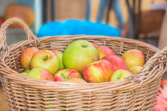 Apples in a basket, the bottom of which is covered with straw.