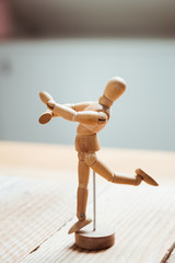 Mannequin en bois pour apprendre à dessiner le corps humain	