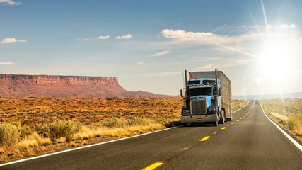Truck auf Highway in USA im Gegenlicht - obrazy, fototapety, plakaty