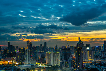 Fototapeta premium Widok z nieba na Bangkok z drapaczami chmur w dzielnicy biznesowej Bangkoku w czasie pięknego zmierzchu nadaje miastu nowoczesny styl.