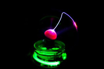 Balloon with electricity inside. The effect of plasma inside a glass ball. Electricity zips inside the sphere. An experiment with electricity. Lamp for the home.