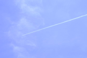 夏　爽やか　飛行機雲