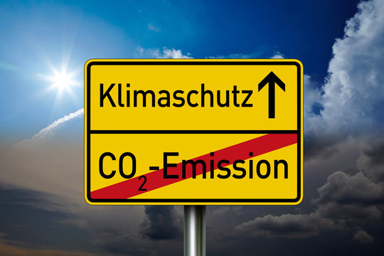 Schild mit Himmel und Klimaschutz, Klimawandel und CO2 Steuer
