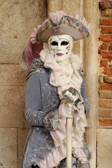 Kostümierter Mann mit traditioneller venezianischer Maske, Karneval in Venedig, Venetien, Italien, Europa