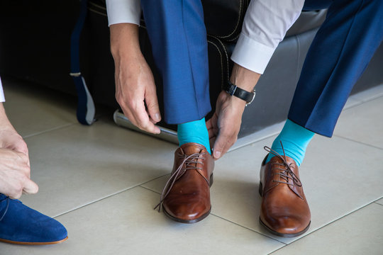 Mari&eacute; qui attache ses chaussures avant la c&eacute;r&eacute;monie