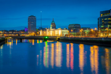 Fototapeta na wymiar View to Custom House and river Liffey in Dublin at dusk - Ireland
