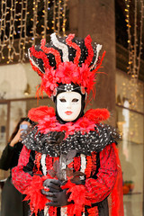 Frau mit traditioneller venezianischer Maske, Portrait, Karneval in Venedig, Venetien, Italien, Europa