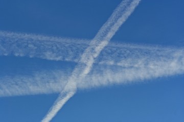 Smugi po samolotach na niebieskim niebie