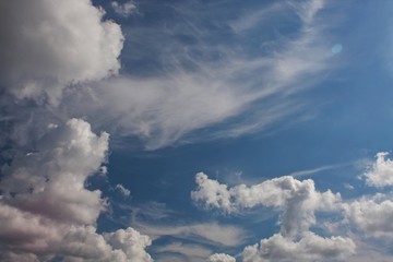 Ładne niebieskie niebo latem z białymi chmurami - obrazy, fototapety, plakaty