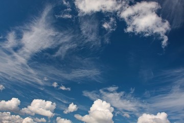 Dynamiczne pierzaste chmury na niebieskim niebie