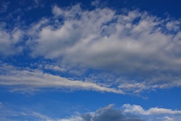Duża biała chmura na niebieskim niebie