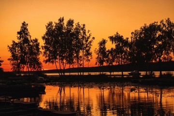 Zachód słońca w małym porcie nad jeziorem - obrazy, fototapety, plakaty