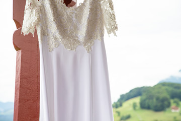 Robe de la mariée suspendue sur un balcon à Lucerne