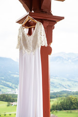 Robe de la mariée suspendue sur un balcon à Lucerne