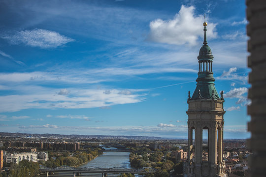 paisaje urbano de la ciudad, torres y cupulas