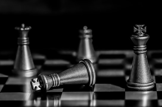 jaque mate, juego del ajedrez en blanco y negro reyes