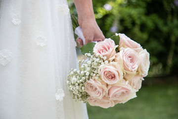 Détail de la mariée et de son bouquet lors des photos de couple