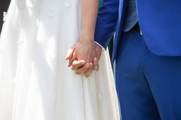 Mariés qui se tiennent la main