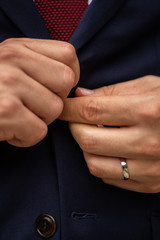 Obraz premium Détail du marié lors des photos de couple