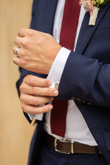 Détail du marié lors des photos de couple