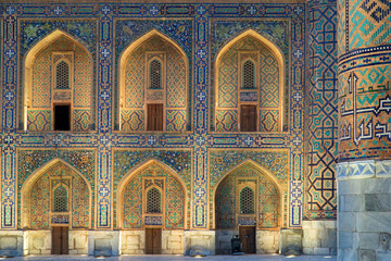 Obraz premium Decoration of the Madrasah on the Registan Square - main square of Samarkand, Uzbekistan.