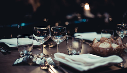 Tavola apparecchiata in locale 