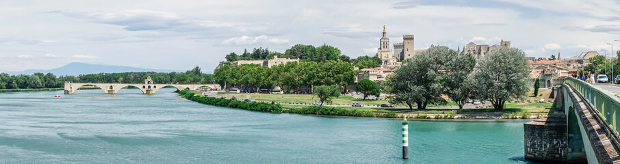 Fototapeta na wymiar Panoramic view of Saint Benezet bridge in Avignon