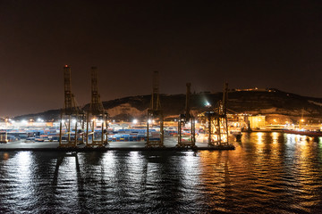 Fototapeta premium Frachtschiffkräne Barcelona Hafen