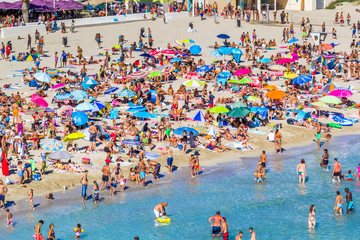 Fototapeta na wymiar foule de baigneurs sur plage du Verdon, la Couronne, France