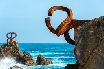 Fototapeta premium The Comb of the Wind w Donostii-San Sebastian, Hiszpania