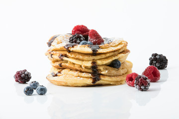 Pfannkuchen mit Schoko-Sauce, Puderzucker, Brombeeren, Heidelbeeren und Himbeeren, Freisteller