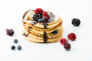 Pfannkuchen mit Schoko-Sauce, Puderzucker, Brombeeren, Heidelbeeren und Himbeeren, Freisteller
